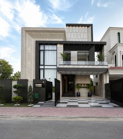 10 MARLA HOUSE ON IDEAL LOCATION & SOLID CONSTRUCTION WITH SOLAR & GASS INSTALLED AVAILABLE FOR SALE IN BAHRIA TOWN.