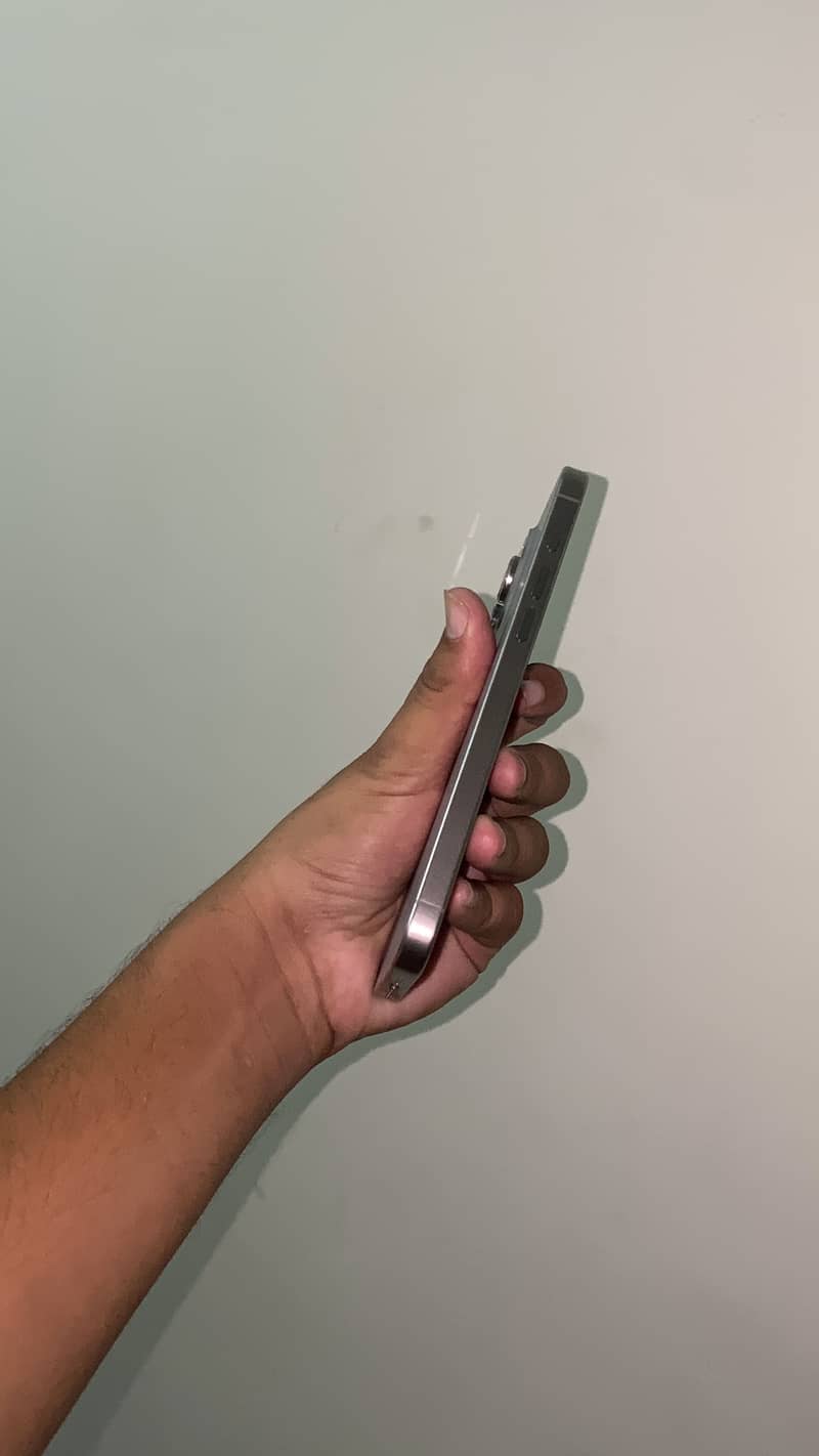 iPhone 15 Pro Max 4