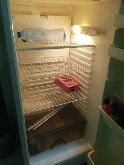 Argent sale DAWLANCE fridge.