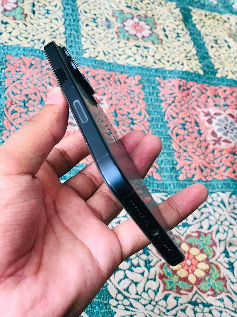 Apple iPhone 15 Pro Max 4