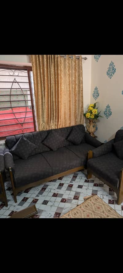 5 Seater Sofa Set (3+1+1) in Excellent Condition