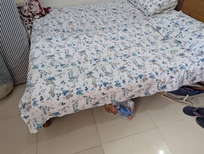 2 single beds / king size 1 bed (with mattress)
