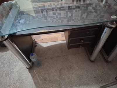 2 tabel 1 bari our 1 choti tabel glass ka