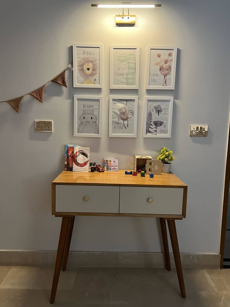 Console table 0