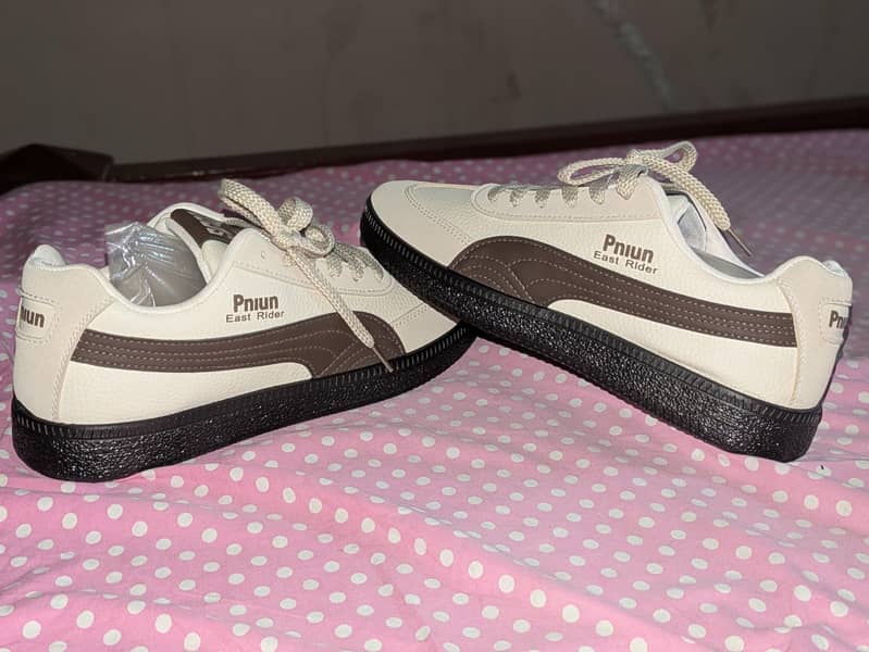 Brown  sneaker 1