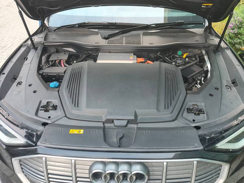 Audi E-Tron 2021 8