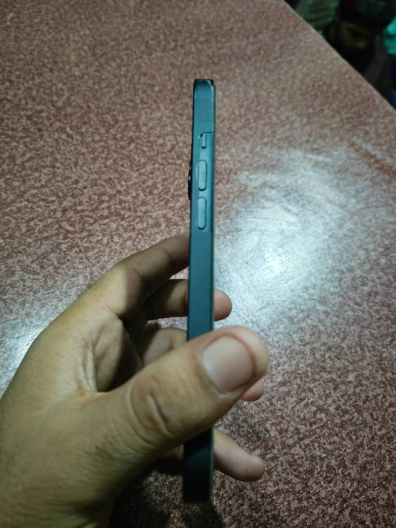 Apple iPhone 13 4