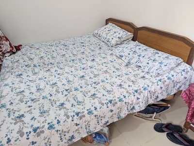2 single beds / king size 1 bed (with mattress)