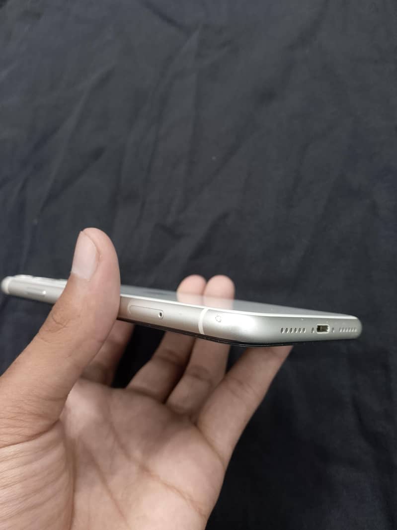 Apple iPhone 11 4