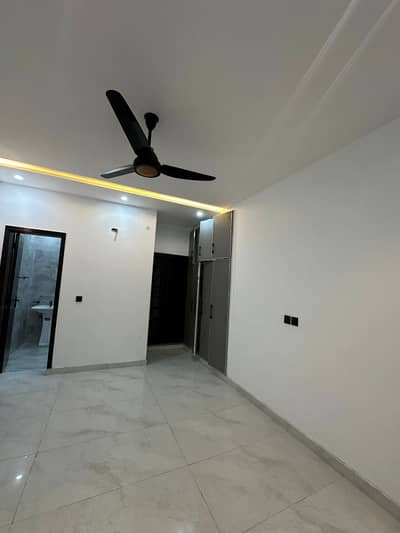 5 MARLA LOWER PORTION LIKE NEW HOT LOCATION