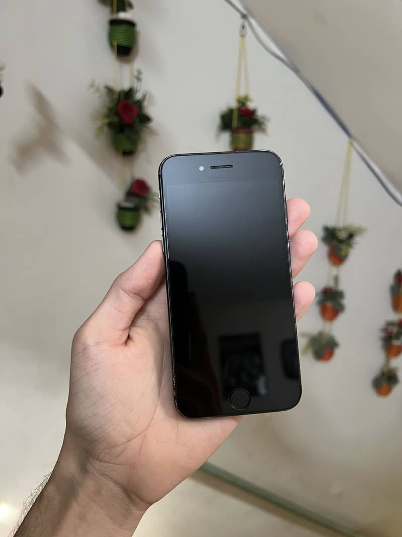 Apple iPhone 7 0