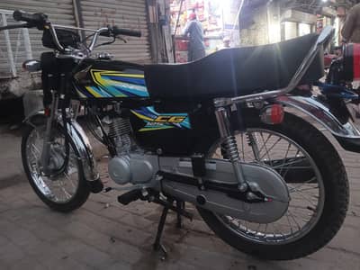 Honda 125 black color