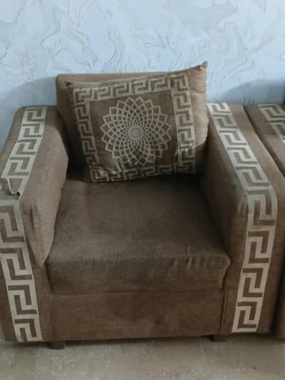 ​Spacious 6-Seater Sofa Set in Excellent Condition