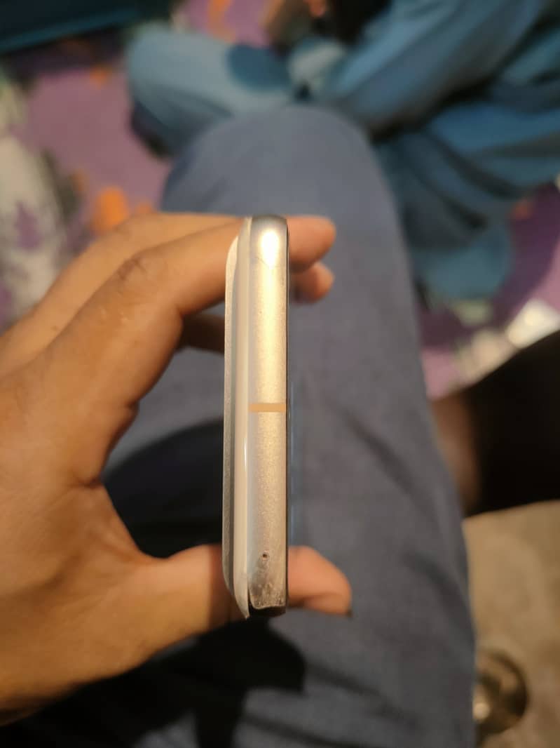 Google pixel 8 10/10 condition 4