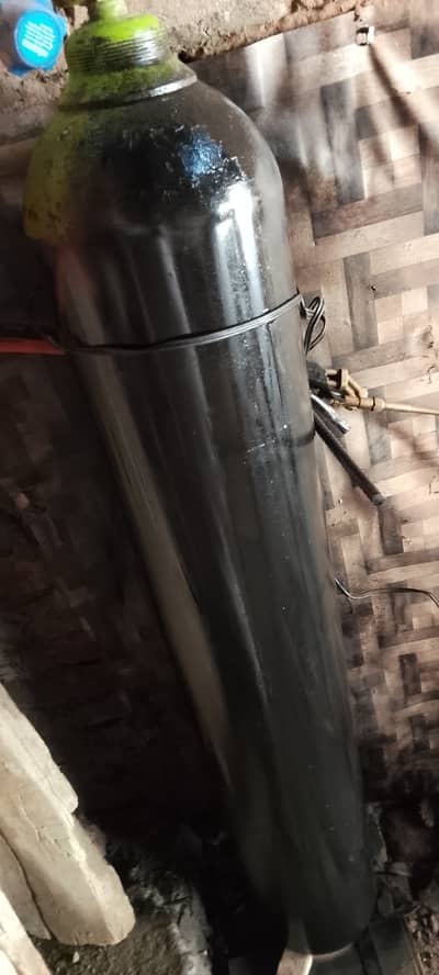 Oxygen cylinder