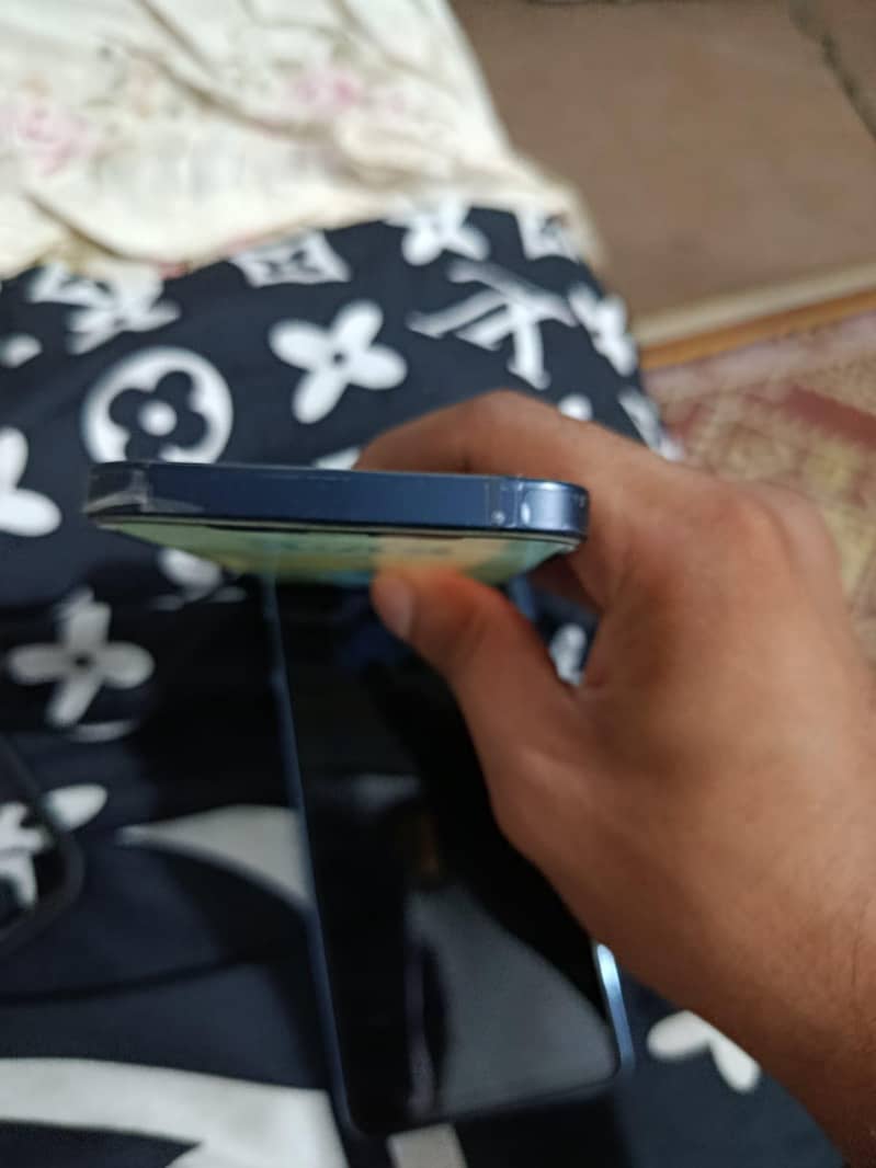 Apple iPhone 12 4