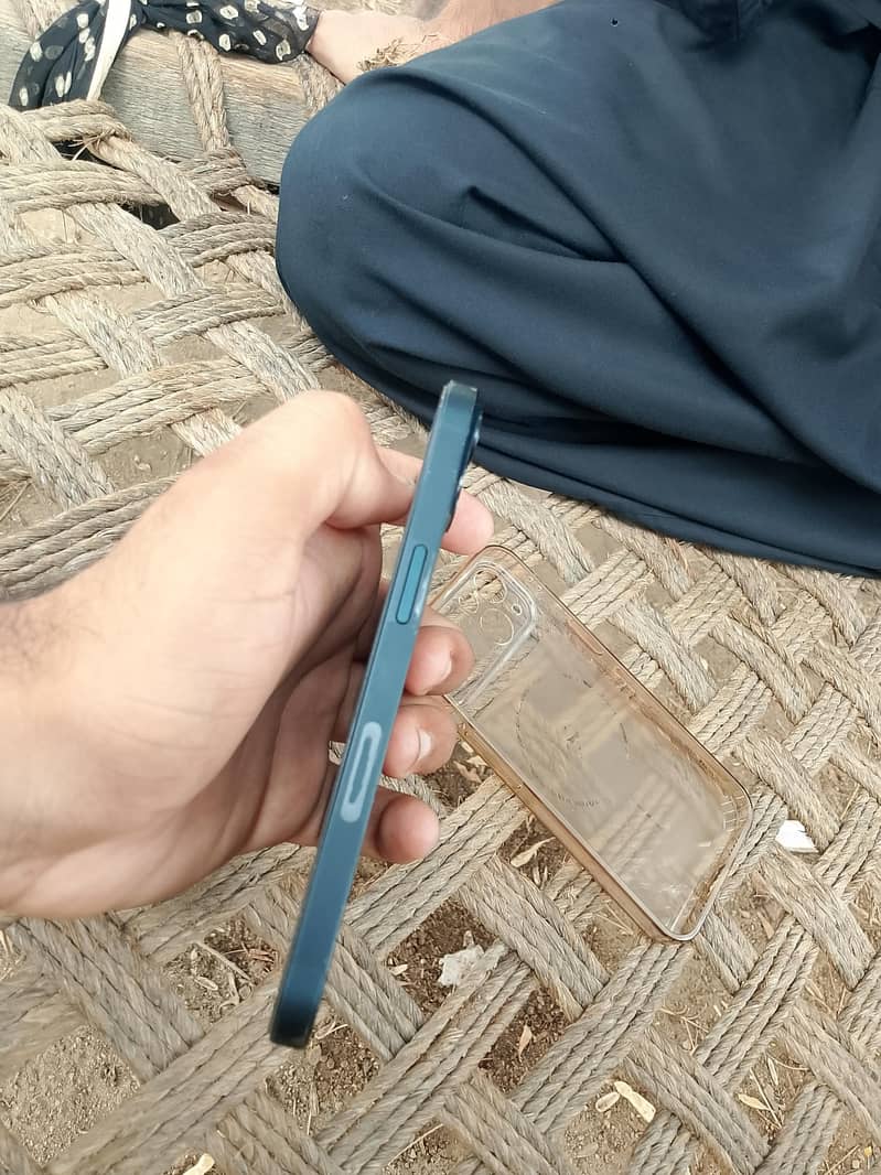 Apple iPhone 13 7