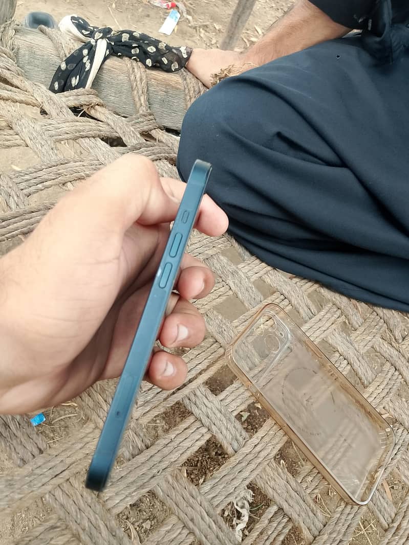 Apple iPhone 13 8