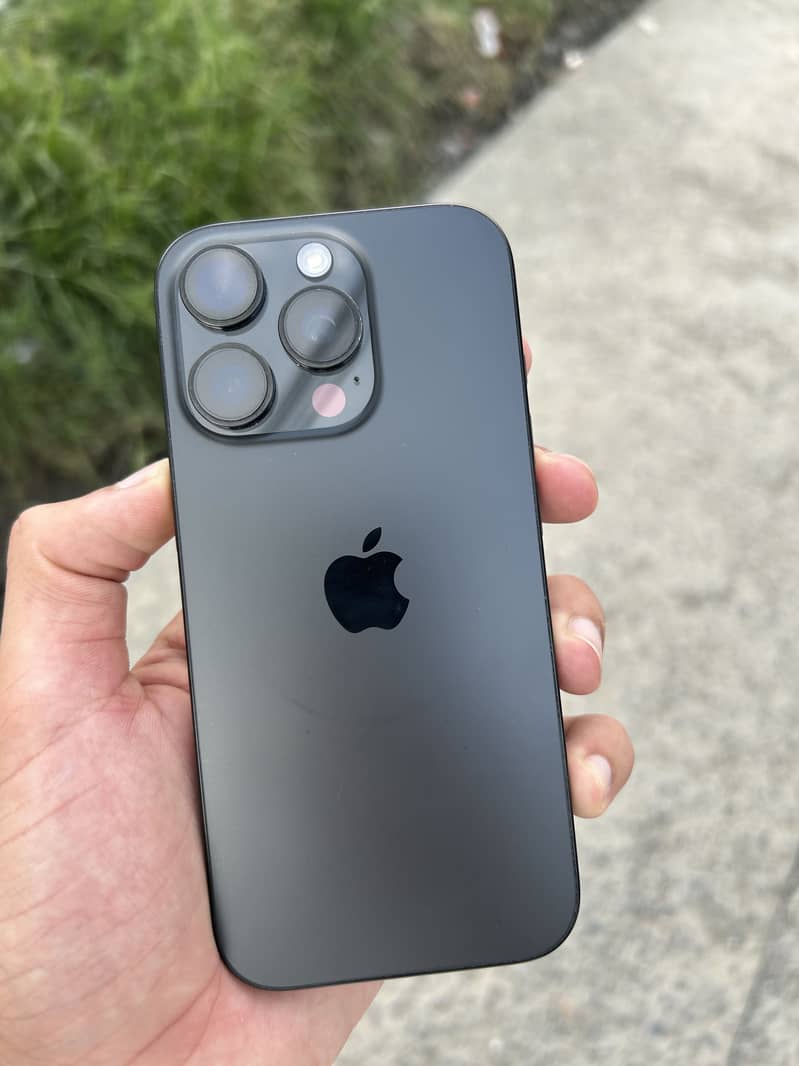 Apple iPhone 16 Pro 1