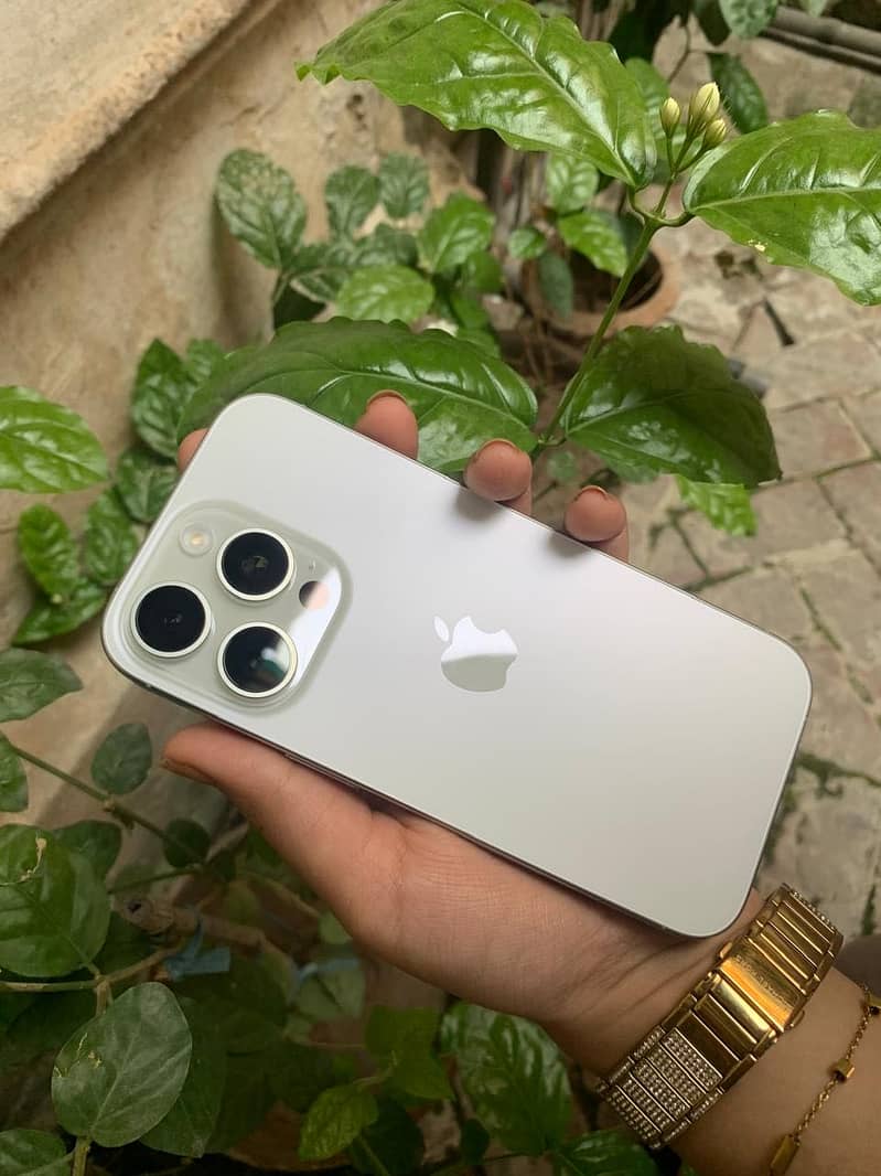 Apple iPhone 16 Pro 0