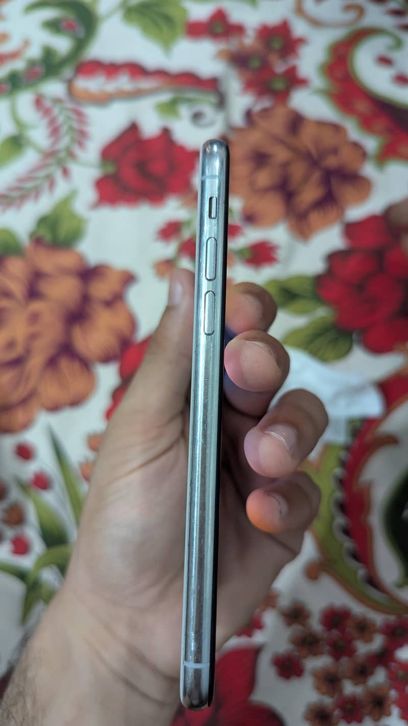 Apple iPhone X 4