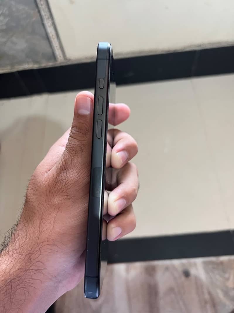 Apple iPhone 15 Pro Max 4
