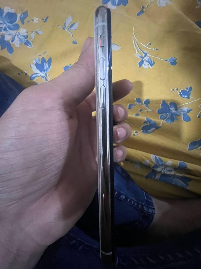 Apple iPhone X 4