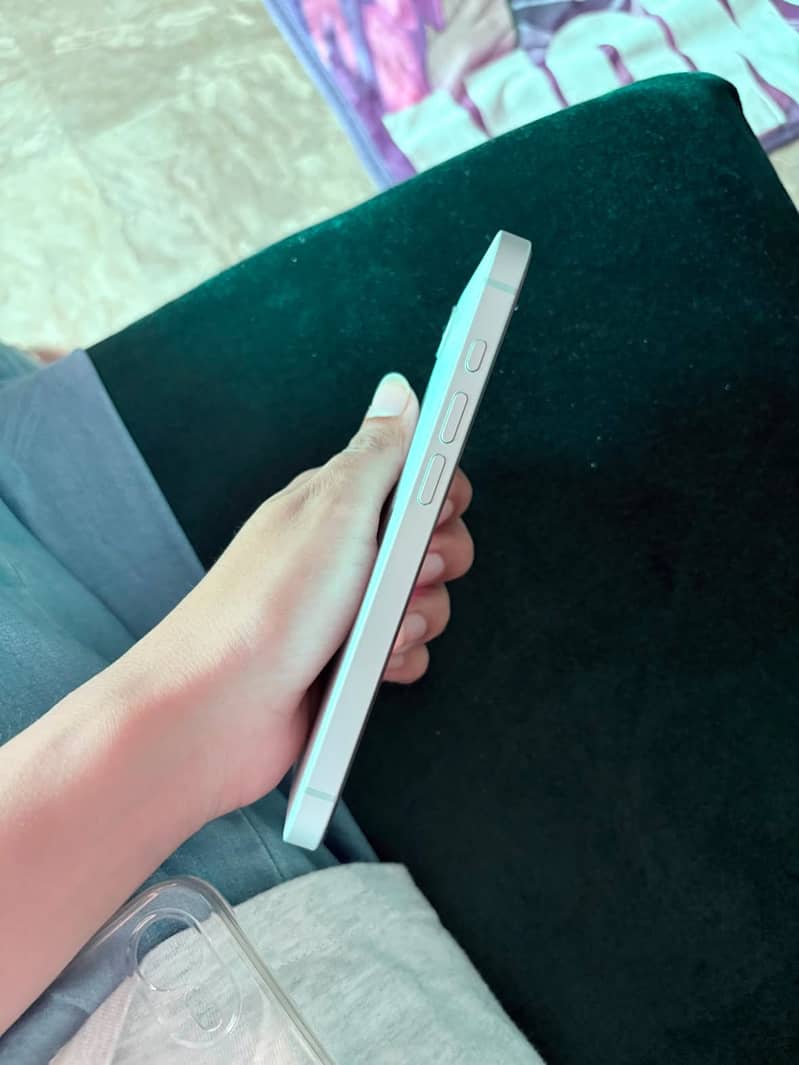 Apple iPhone 16e 0
