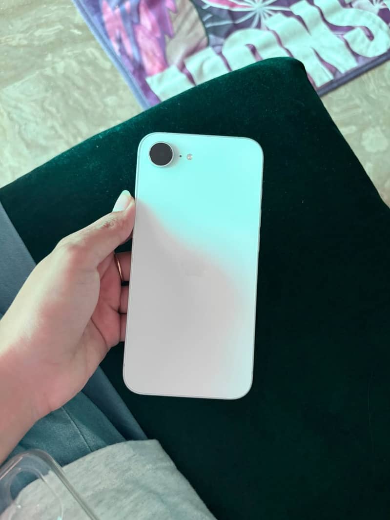 Apple iPhone 16e 2