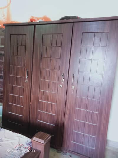 heavy wood mein hai wardrobe pichy bhi double ply lgi hui hai