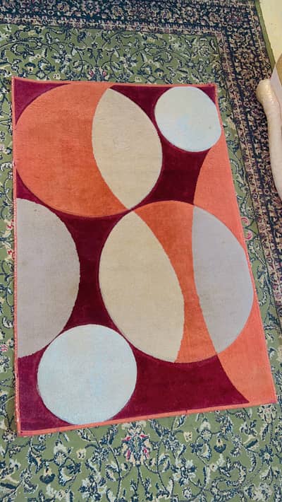 Stylish Rug with Abstract Circle Design - Good Condition