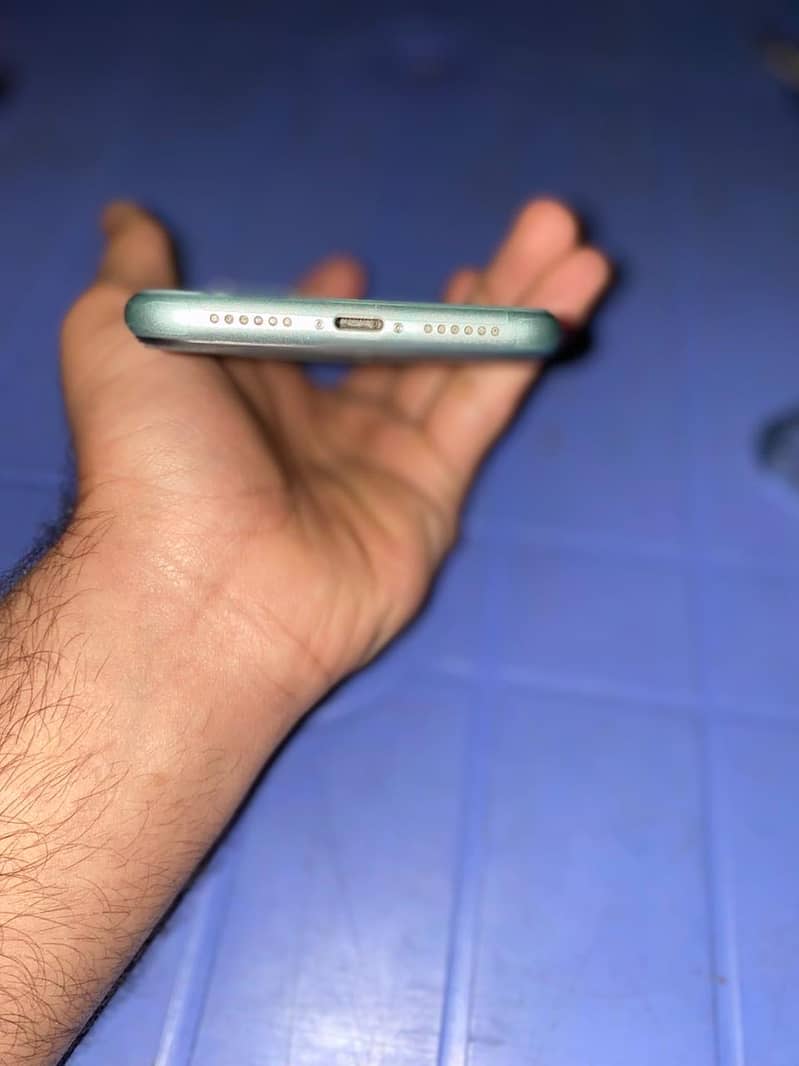 Apple iPhone 11 4