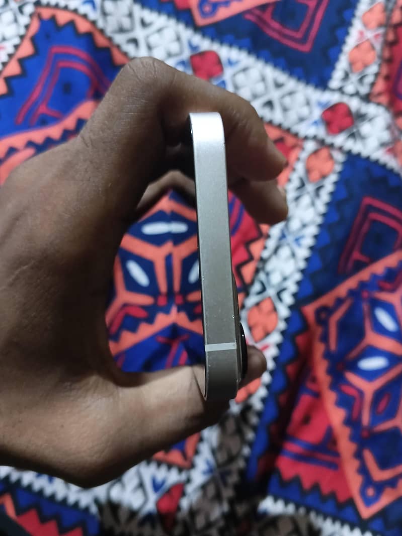 Apple iPhone 13 4
