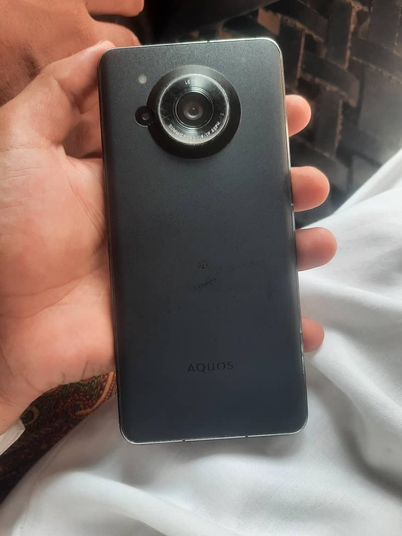 Sharp Aquos R7 1