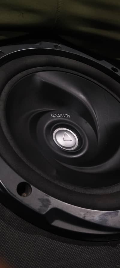 Kenwood woofer, Almani amplifier. .