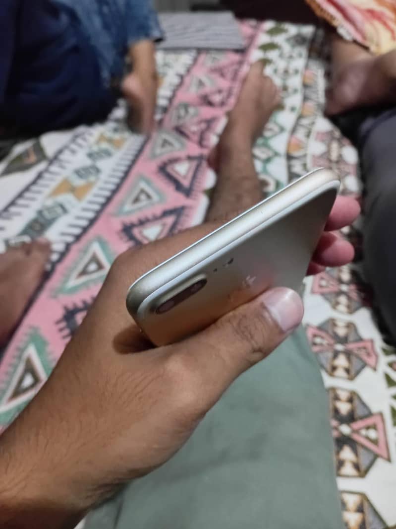 Apple iPhone 7 Plus 1