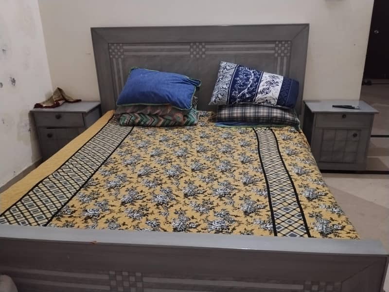 King size bed 0