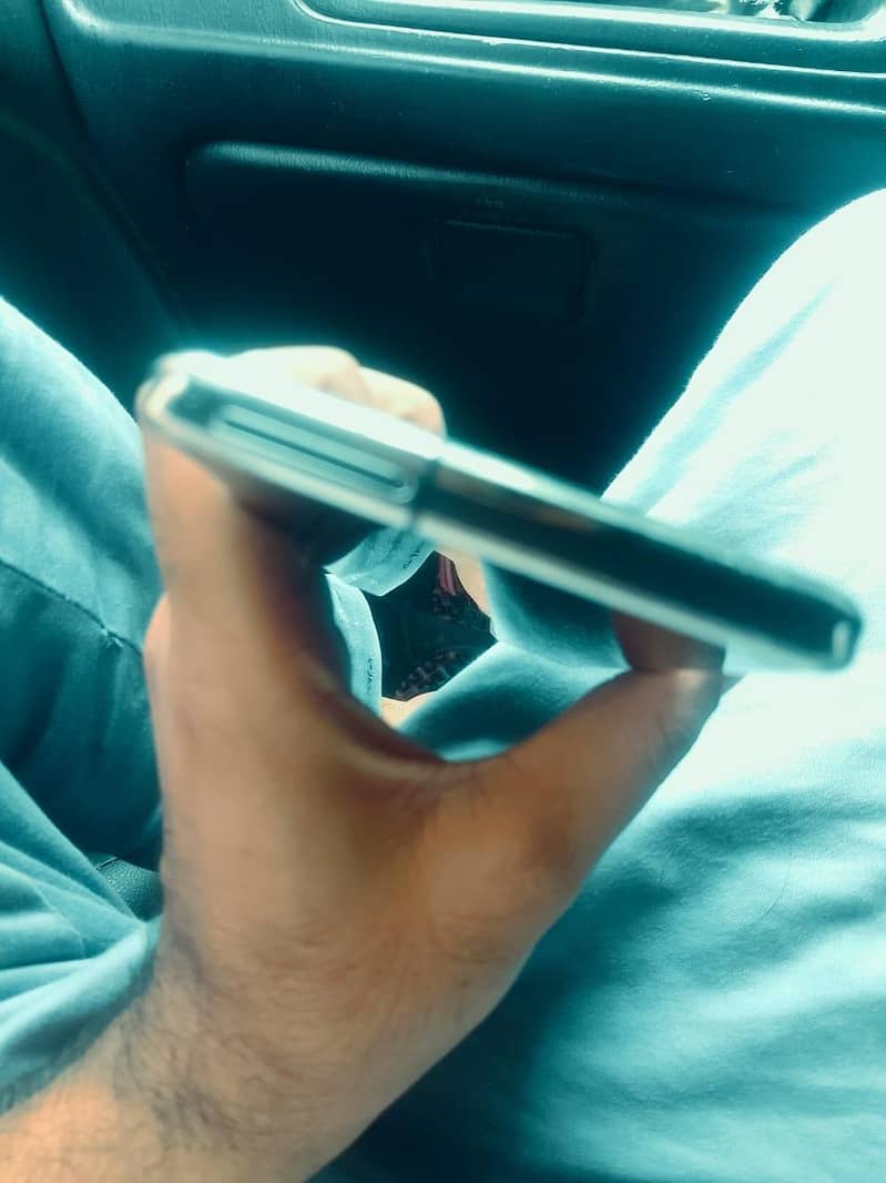 Sharp Aquos R5G 1