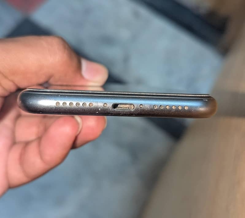Apple iPhone 11 4
