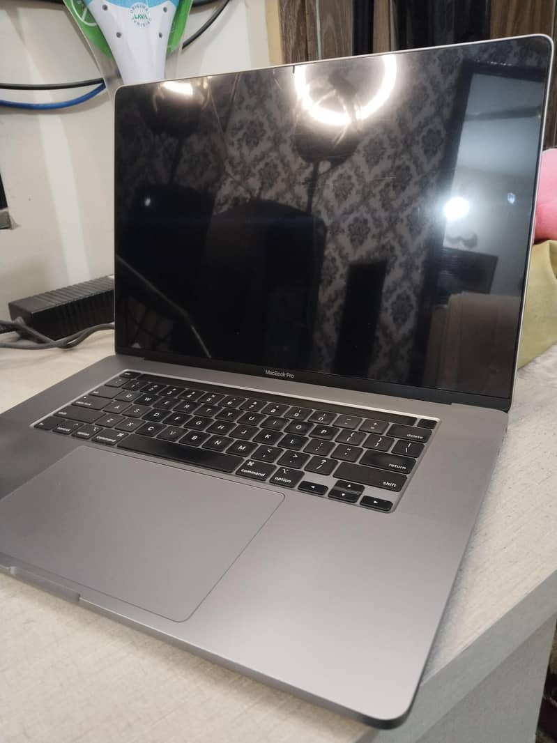 MacBook Pro 2019 Panel 1