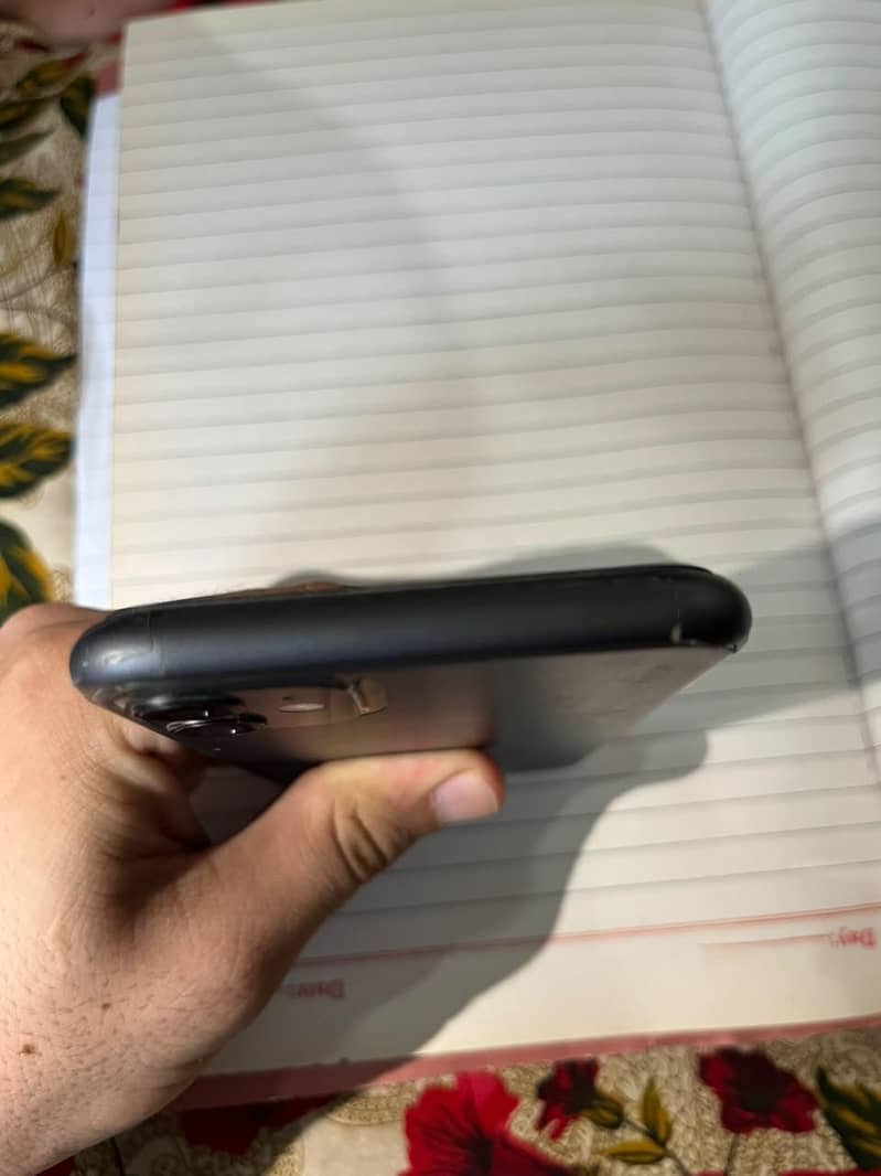 Apple iPhone 11 4