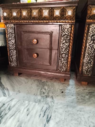 king size bed with 2 said table with matres