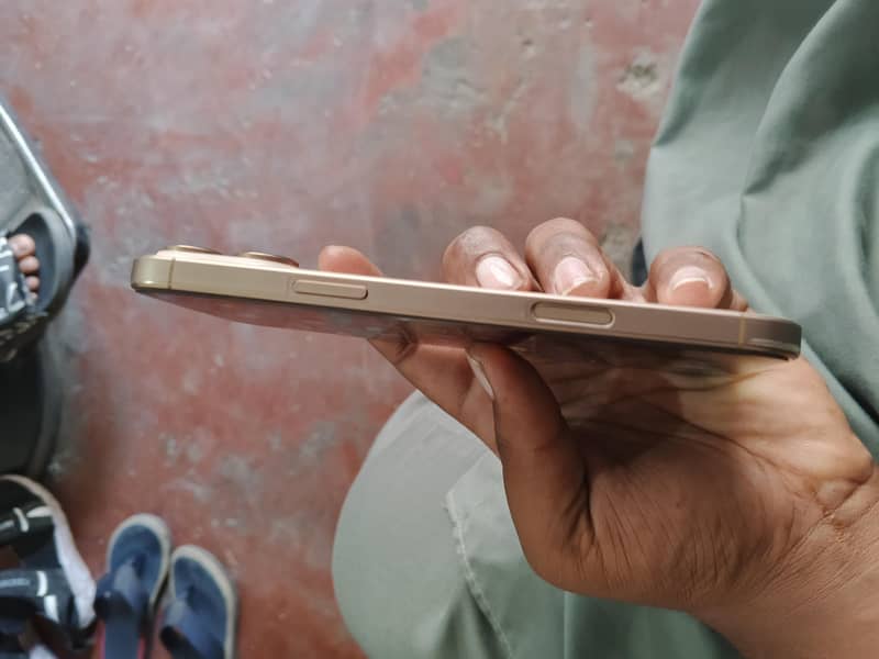Apple iPhone 16 Pro Max 5