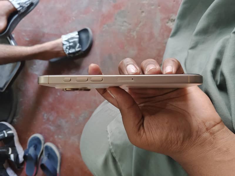 Apple iPhone 16 Pro Max 6