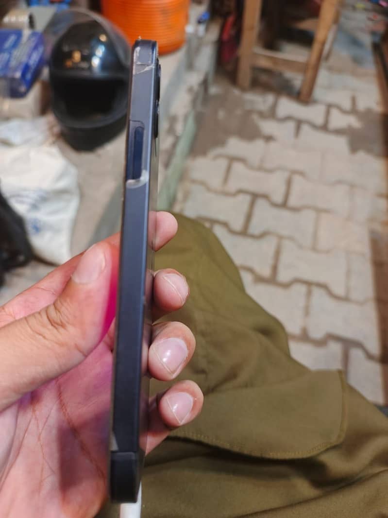 Apple iPhone 12 4
