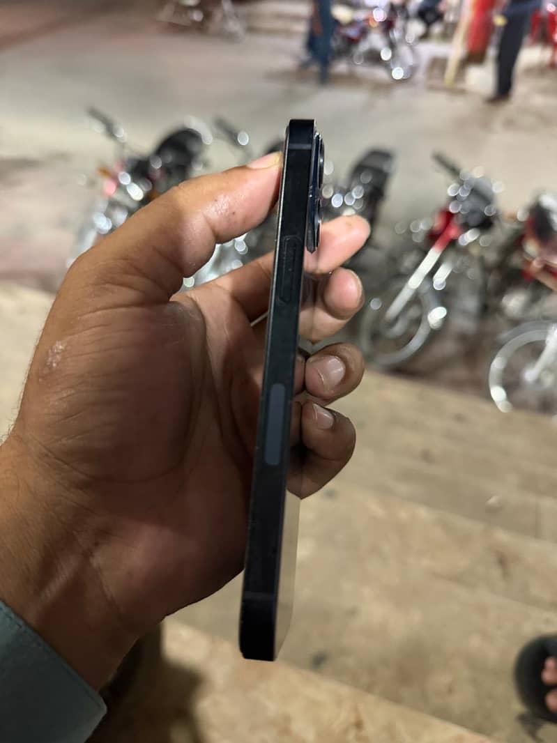 Apple iPhone 13 2