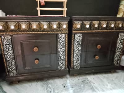 king saiz bed 2 said table with foom