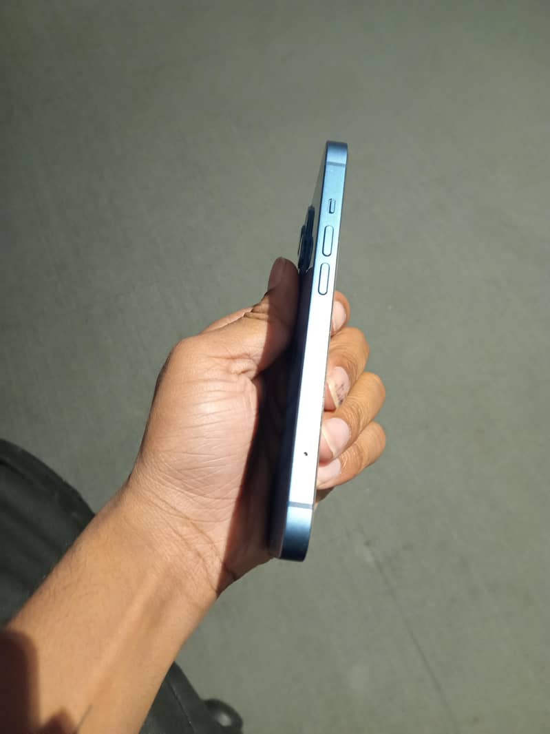 Apple iPhone 13 5