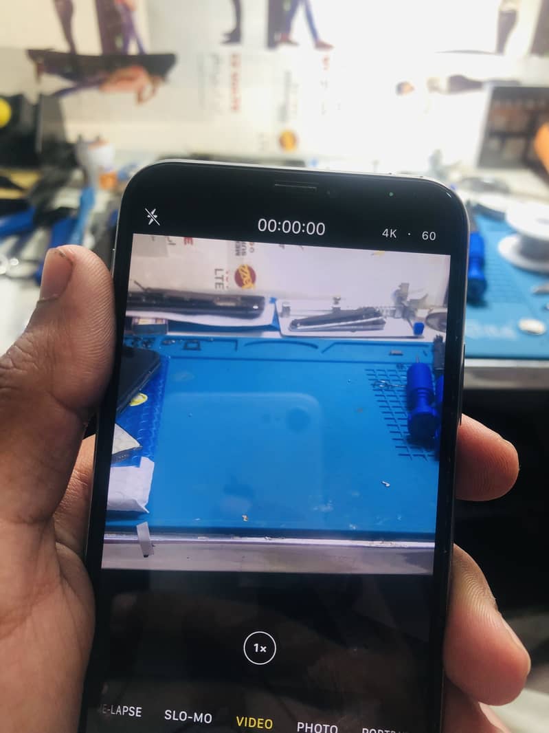 Apple iPhone X 4
