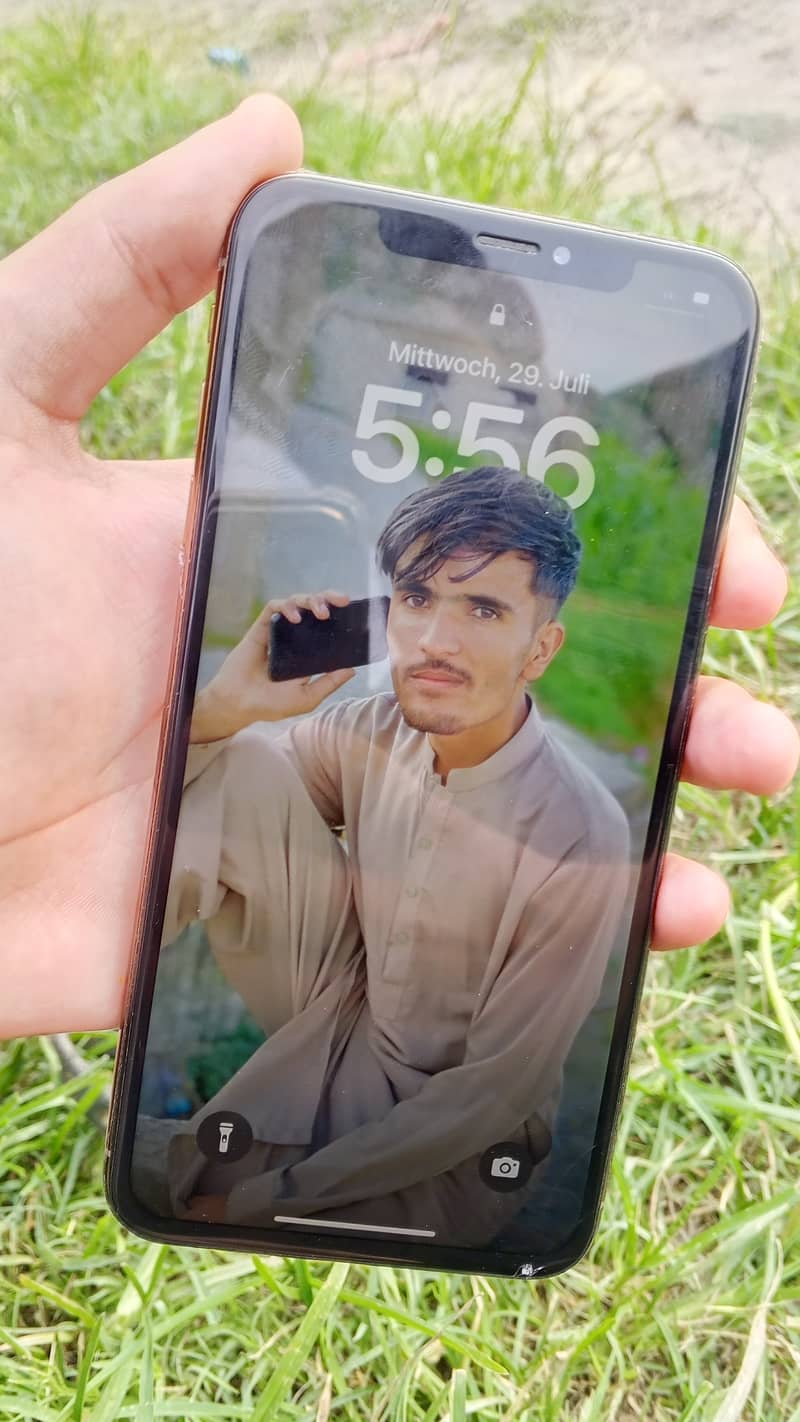 Apple iPhone XS Max 3